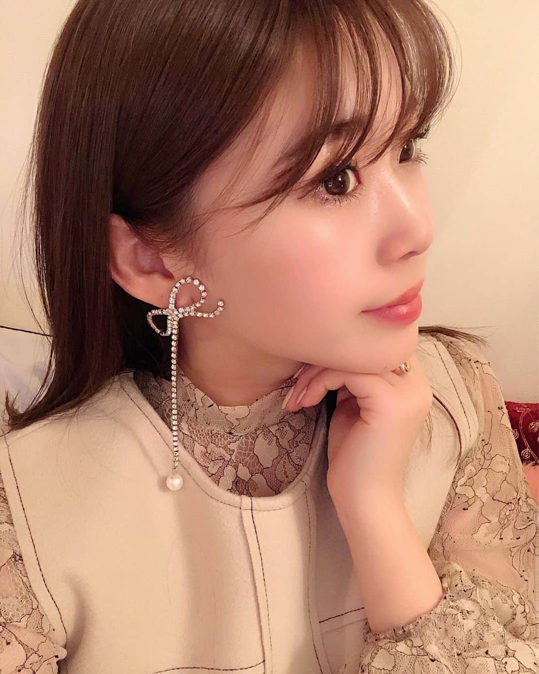 藤川沙弥のインスタグラム：「𓍯𓇠﻿ ﻿ xmasに着けたくてgetした﻿ キラキラピアス🎄🌟﻿ @the_lilac_accessories  垂れてるリボンが可愛すぎる⸝⸝⸝🥺⸝⸝⸝﻿ ﻿ 昨日も全身　@lilas_jp コーデでした☑︎﻿ ﻿ @yukinori_terada さんにカラー お任せしてめちゃくちゃ良い色に🙏🏻✨ 透けベージュ系にしてもらってます♥︎ ﻿ ﻿ ﻿ ﻿ ﻿ ﻿ ﻿ ﻿」