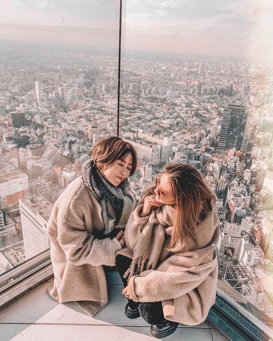 ✷kana✷のインスタグラム：「🗼 . . 美しい眺めだった〜 でもやっぱ自分高所恐怖症らしいw とりあえずこんど夜景観に来よう！ . @shiiii0125  たまたまボア被りで🧸🤎」
