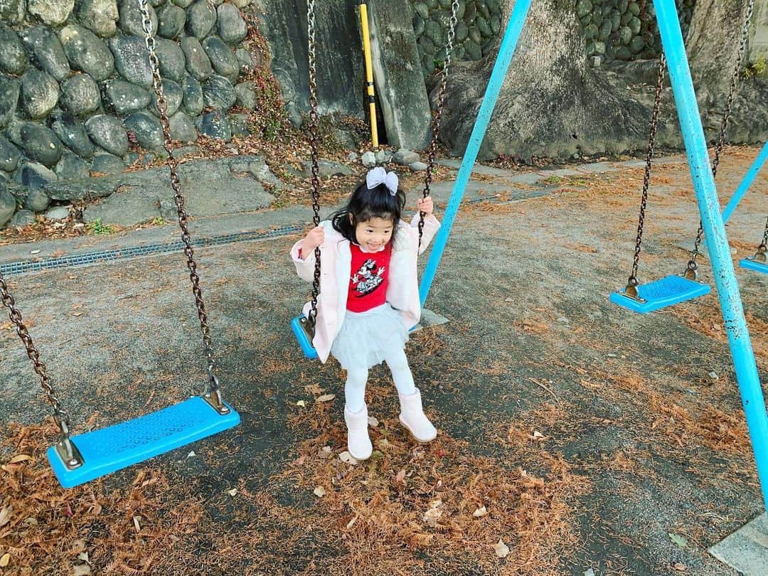 のインスタグラム：「桐生では ・ 私たちが布に夢を乗せて、 あーでもない、こーでもない、 をしている間 ・ 娘は　@tohiruha_nowai さんに沢山遊んでもらって、大満足😎✨ （1番大変なお仕事、ありがとうございました〜🙇‍♀️🙇‍♀️🙇‍♀️） ・ 昔は、コワイ、コワイ、と、顔が固まっていたブランコにも、楽しく乗れるようになって来たね🙈 ・ それだけで泣いちゃいそうになるんだけど、、、ママ達はみんなそんな感じ？？？🤔😂 ・ #1歳の時にハニーちゃんとえみちゃんとハニーちゃんに誘ってもらって親子で行ったしまじろうのコンサート #娘と一緒に観れる日が来るとはと #感無量になり #こっそり泣いてしまったという #それを見てしまったハニーちゃんがもらい泣きしそうになり #なんて事もあったね😌 #私たちはいつももらい泣きし合ってる😂 #涙腺ゆるいタイプ #3歳は悪魔の3歳だなぁと #つくづく感じる今日この頃だけど #お話も沢山出来るようになって #成長を沢山感じられるから #とても嬉しくて楽しい時間なんだって思う」