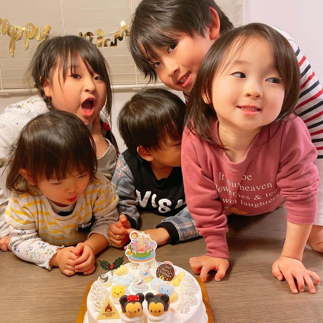 のインスタグラム：「今年はクリスマスケーキ🎂4個も食べたよ🤣🎂🥰 そのうちの一つ、31ツムツムのアイスケーキ🎂💓❤️ #クリスマスケーキ #アイスケーキ #christmascake  #icecake #ツムツム」
