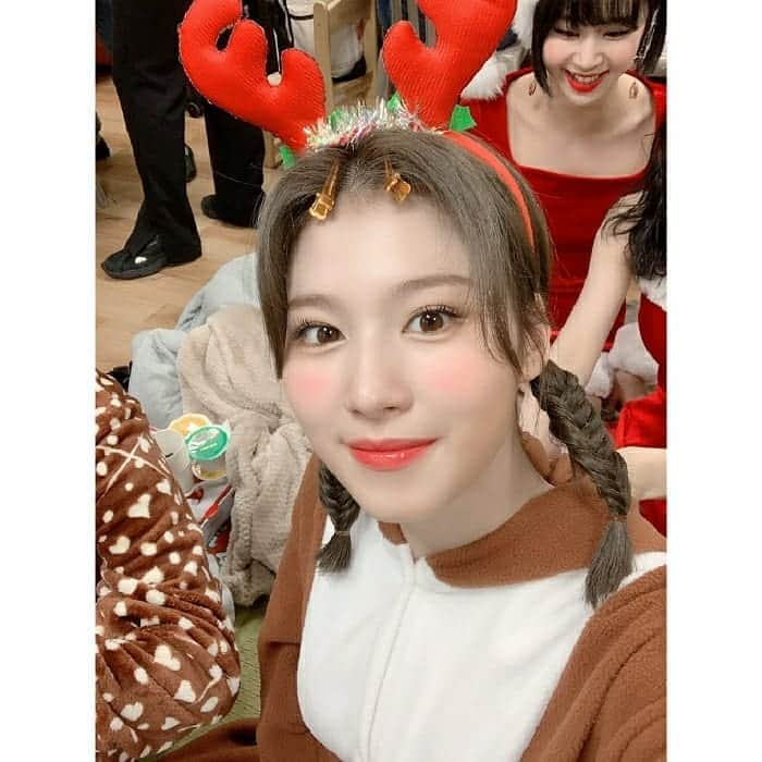 TWICEさんのインスタグラム写真 - (TWICEInstagram)「자꾸 코가 떨어지는 루돌프짝꿍과 열심히 사진찍는 산타모챙 하루 늦었지만 메리크리스마스 원스🤶🎄❤️」12月26日 18時39分 - twicetagram