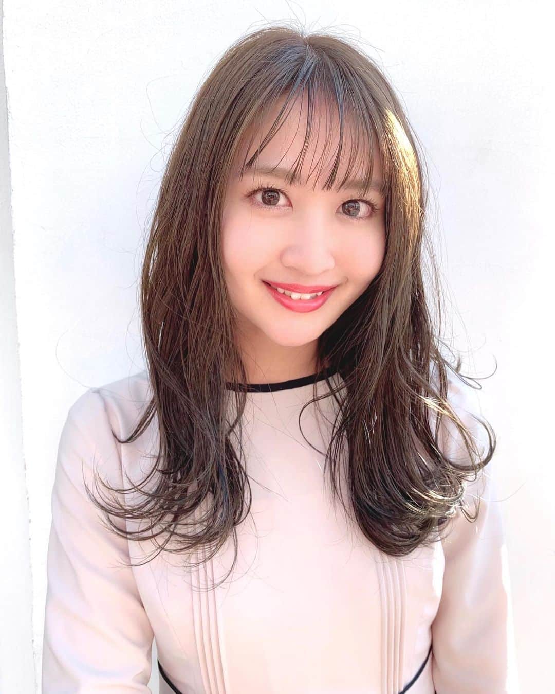 のインスタグラム：「♡ . LOJEさんでカット、カラー、 トリートメントして頂きました🌹🌸 . 透明感あるアッシュ系のカラーで とってもお気に入りです☺️💓💓 カットして軽くして頂き、 トリートメントでサラサラになって嬉しいです💎✨ . 前髪はパッツンも出来て流すことも 出来るようにして頂きました！！ . 年内に行けてよかった😊💕💕 朝早くからありがとうございました🥺❤️ . @loje_kanou . . 👗onepiece♡ #apuweiserriche . . #loje #hair #hairsalon #hairarrange #ootd #coordinate #fashion #instalove #instagood #instagramjapan #japanesegirl #girls #カラー #カラーリング #グレージュ #オリーブグレージュ #シースルーバング #シースルー前髪 #ロングヘア #巻き髪 #外はね #フェミニン #ヘアスタイル #ヘアアレンジ #さわーヘア #さわーコーデ #沢井里奈」