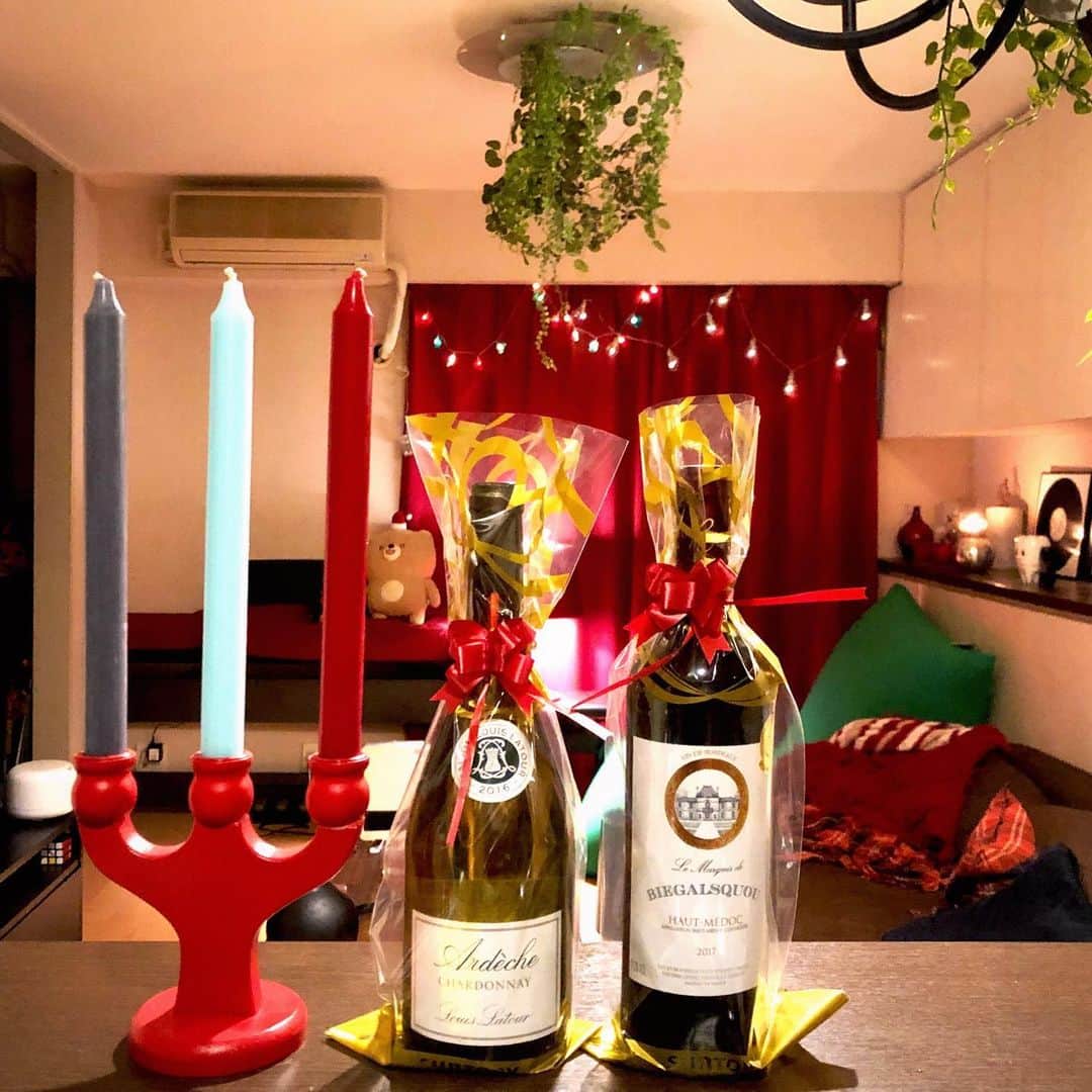 のインスタグラム：「すごいクリスマス仕様に見えるけど足したのはイルミネーションとこまりくまのサンタ帽だけ、という日頃から真っ赤な小鳥遊ハウス。実家じゃなくて都内の家ね。昨日はうちでもクリスマス会をしましたよ。 . 奥に見える緑の子は愛しのヨギボーちゃんです。 @yogibojapan . 家が1番落ち着くのぅ👨‍🦳🍷」
