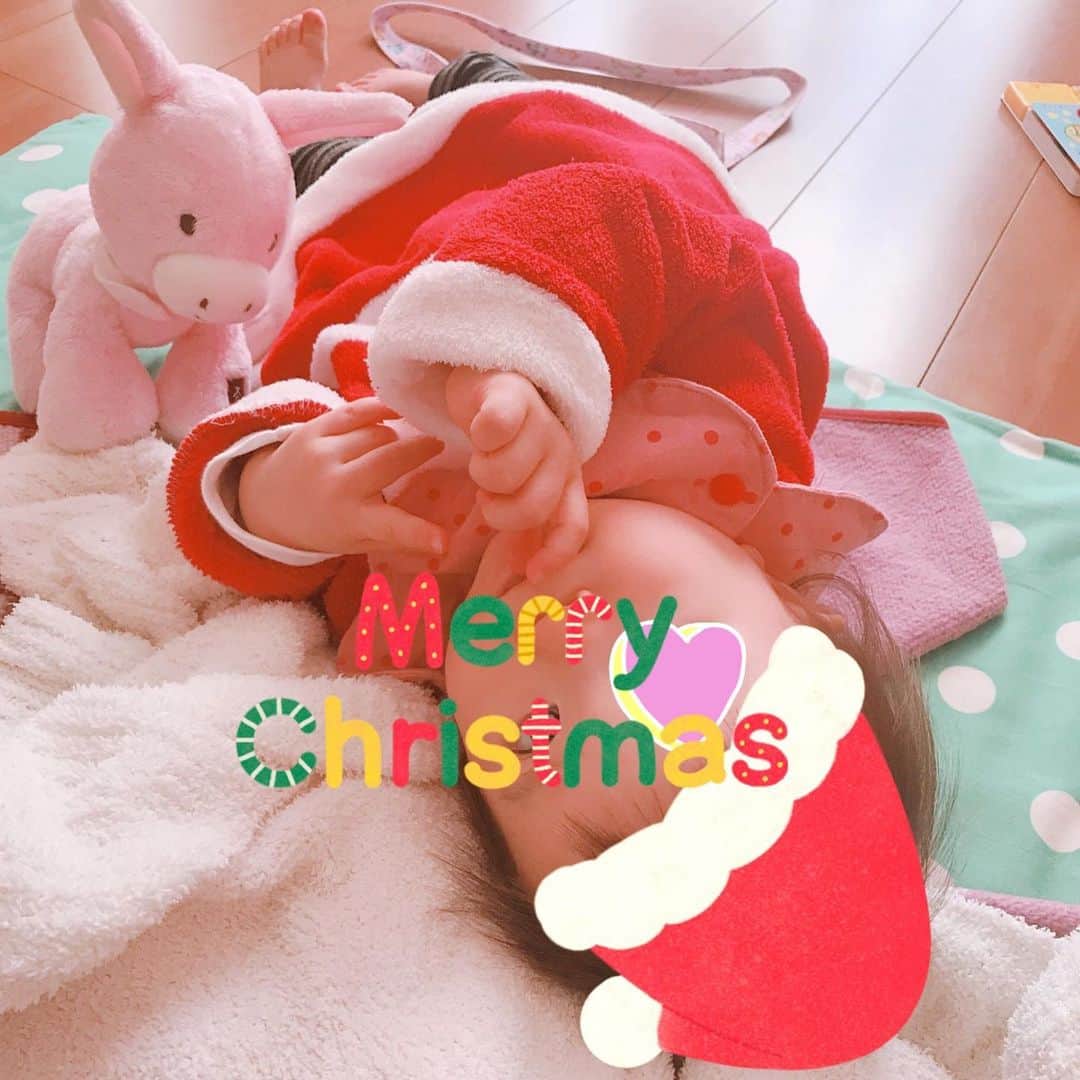 佐藤もも子のインスタグラム：「1日遅れだけど🔔 メリークリスマス🎄🎁🌟 サンタさんは着なかったので姪っ子サンタ💓🍒🤶 今年の年末はダンスイベントに出ます❣️ ↓ GACCHO! エンターテイメントDP 2019  2019年12月30日（月） 会場：六本木morph_tokyo  SIDE：Ａ【昼の部】 OPEN 14:00 前売　2500円／当日　3000円（drink別）  SIDE：B【夜の部】 OPEN 22:00  前売　2500円／当日　3000円（drink別）  会場：六本木morph tokyo ＊キッズ料金 (小学生） ￥1500（ドリンク別） 当日受付での扱いとなります。 ＊小学生未満は ドリンク代のみで入場できます。 ＊スペシャルセット→１ドリンク注文後は、＋1000円で飲み放題になります。 ＊食べ物等持ち込み自由！！ 詳しくはこちら↓ http://suguya.seesaa.net/article/471796213.html  前売りチケット予約→ハンドルネームと枚数を送ってください😊✨ お待ちしてます🌟」