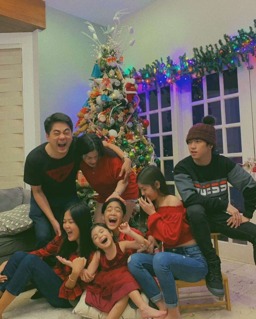 Niana Guerreroさんのインスタグラム写真 - (Niana GuerreroInstagram)「merry christmas from my family to yours 🎄❤️ (expectation vs reality) 🤣👉🏼」12月26日 17時09分 - nianaguerrero