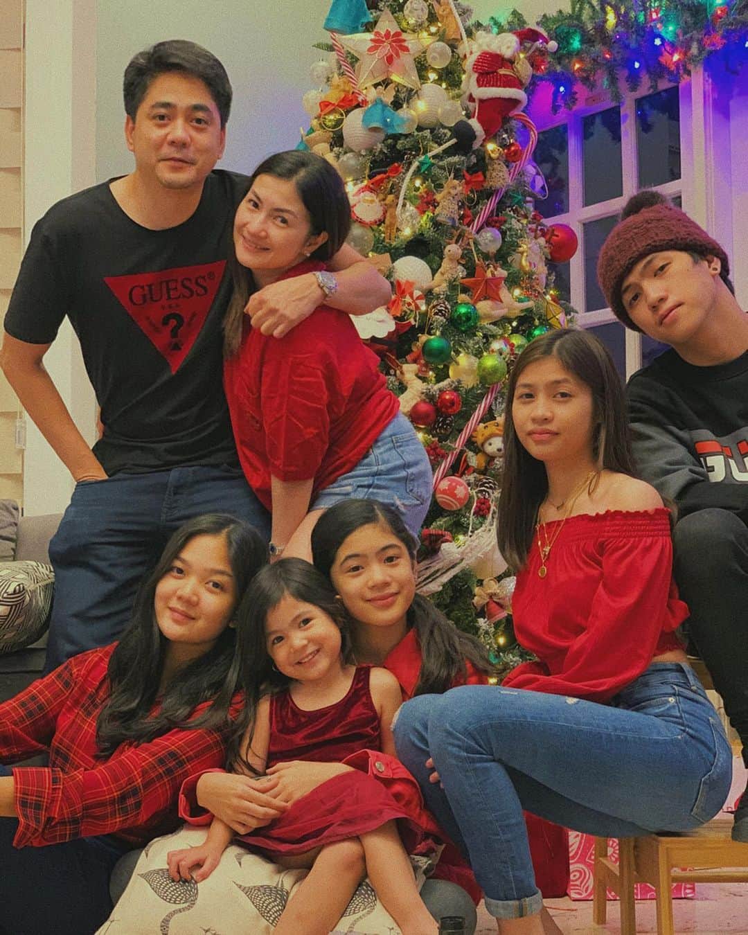 Niana Guerreroのインスタグラム：「merry christmas from my family to yours 🎄❤️ (expectation vs reality) 🤣👉🏼」