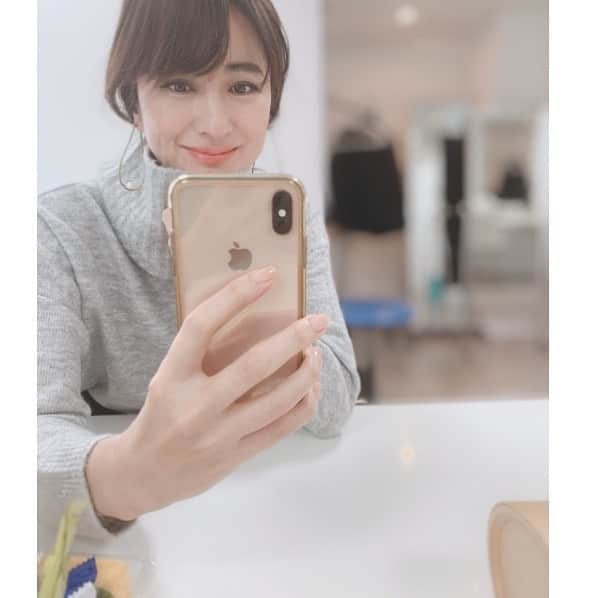 前田ゆかのインスタグラム：「1日スタジオ撮影終了〜 ＊ ＊ お疲れさまでした♪ #shooting  #年末感 #ずっと探していたピアスが断捨離で見つかった🙆‍♀️ #前田ゆか」