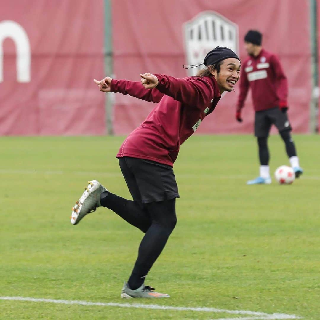 ヴィッセル神戸さんのインスタグラム写真 - (ヴィッセル神戸Instagram)「Good vibes in training! ✌🏼✌🏼 .  #vissel #visselkobe #ヴィッセル神戸 #WeAreKobe #一致団結 #Kobe #神戸 #Poldi #Podolski #ポドルスキ #Wellington #ウェリントン #Dankler #ダンクレー #郷家友太 #増山朝陽 #飯倉大樹 #酒井高徳 #藤本憲明」12月26日 17時20分 - visselkobe