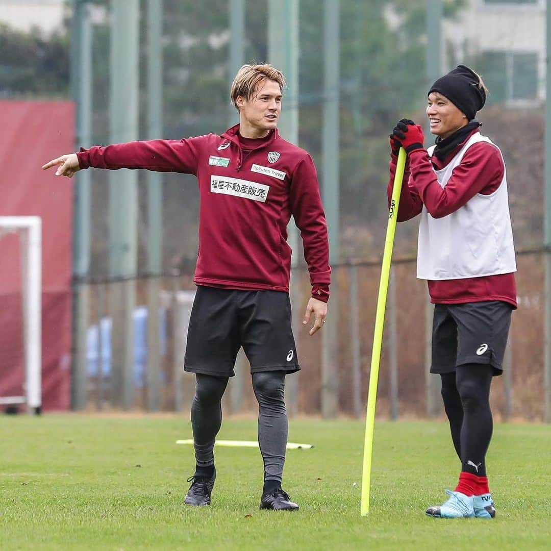 ヴィッセル神戸さんのインスタグラム写真 - (ヴィッセル神戸Instagram)「Good vibes in training! ✌🏼✌🏼 .  #vissel #visselkobe #ヴィッセル神戸 #WeAreKobe #一致団結 #Kobe #神戸 #Poldi #Podolski #ポドルスキ #Wellington #ウェリントン #Dankler #ダンクレー #郷家友太 #増山朝陽 #飯倉大樹 #酒井高徳 #藤本憲明」12月26日 17時20分 - visselkobe