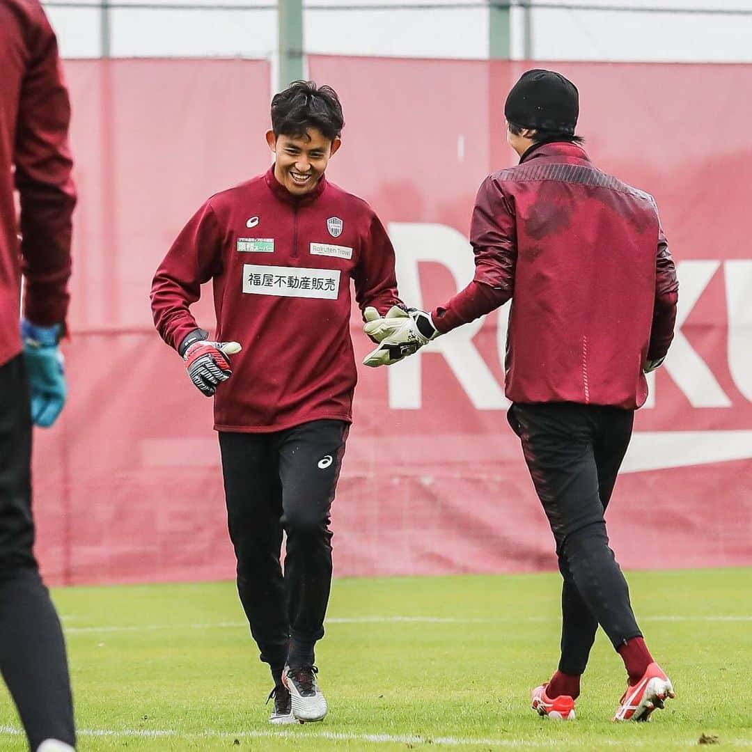 ヴィッセル神戸さんのインスタグラム写真 - (ヴィッセル神戸Instagram)「Good vibes in training! ✌🏼✌🏼 .  #vissel #visselkobe #ヴィッセル神戸 #WeAreKobe #一致団結 #Kobe #神戸 #Poldi #Podolski #ポドルスキ #Wellington #ウェリントン #Dankler #ダンクレー #郷家友太 #増山朝陽 #飯倉大樹 #酒井高徳 #藤本憲明」12月26日 17時20分 - visselkobe