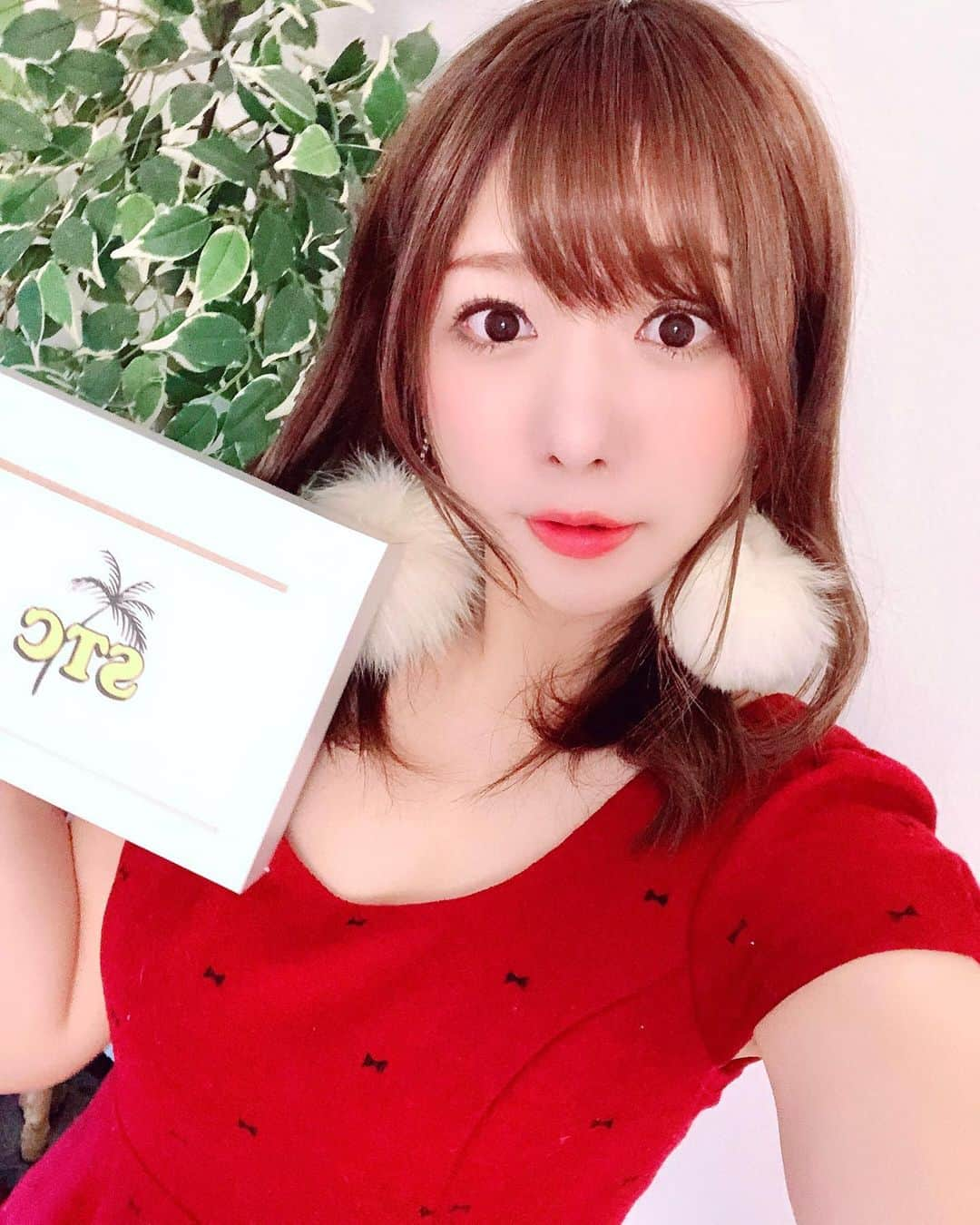 藤崎里菜さんのインスタグラム写真 - (藤崎里菜Instagram)「育乳専門サロンSTCで育乳バストマッサージを受けてきました✨  @stc__official ． ．  育乳マッサージ、初めて受けました！ ． ． 施術は全てオールハンドのマッサージで、左右のかたち・バストアップしたいなどの悩みを骨格から改善できます♪ ． ． 施術後は、胸がふわふわになるそうです✨✨ ． ． ．  担当してくださったエステティシャンのお姉さんに、 「体は細いのに、胸はボリュームがあってハリもあるし、左右差がないし、元々ふわふわしてるし、めちゃめちゃいい体ですね！！」と大絶賛されました！🤣笑 ． . お姉さん、いい人だった〜☺️ ． ． ． サロンによってはマッサージが痛いところもあるらしいのですが、ここは痛くなかったよ〜😊 ． ． バストマッサージ、自分じゃなかなかできないと思うのでおすすめです♪ ． ． #育乳サロン #東京育乳サロン #育乳専門サロンSTC #育乳専門サロン #育乳バストマッサージ #バストマッサージ #バストアップ #pr」12月26日 17時27分 - rina_fujisaki