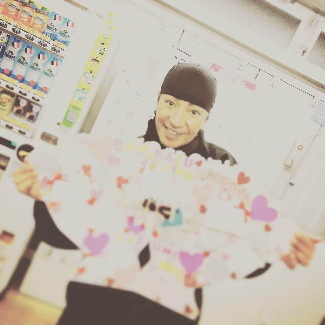 珠洲春希さんのインスタグラム写真 - (珠洲春希Instagram)「今年、師匠のBOY先生がインストラクターになり30周年を迎えました。 103期生の子供達からメッセージを集め、不器用極まりない私が(家庭科1)、飛び出す絵本📖ならぬ飛び出すBOY先生を移植、作成。 工作の雑な部分は目を瞑っていただき・・・ ですが、造っている時間はとっても楽しかったです。  30年という時間は私の語彙力では上手く言い表せなくて…ここでは控えさせていただきますが、 BOY先生、改めまして、心からおめでとうございます。 これからも、先生が、ずっと笑顔で、素敵なダンスと音楽と、素敵な方々に囲まれて、元気で踊り続けて下さいますように…。 子供達も、もう研3。まもなく研4。卒業をし、新しい道を進み始めた子供達もいますが、みんな、元気で頑張ってほしいです。 (＊子供達は、私と先生の事をパパ、ママと呼びます)」12月26日 17時29分 - harukisuzu54