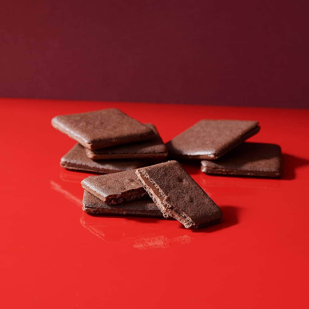 のインスタグラム：「帰省や観光のお土産に「テノワール」はいかがでしょうか😀﻿ ﻿ チョコレートにダージリンの香りをまとわせ、ココアクッキーでサンドしました。﻿ 口に入れると、ふわっとダージリンの香りと上品な甘さが広がります😆﻿ ﻿ なめらかなチョコレートと、サクッと軽い食感のクッキー🍫🍪２つのコントラストをお楽しみください😄🎶﻿ ﻿ ﻿ #ルタオ#お取り寄せ#スイーツ女子#スイーツ男子#テノワール#帰省#北海道土産#クッキー#ダージリン#上品#手土産#letao#cookies🍪」