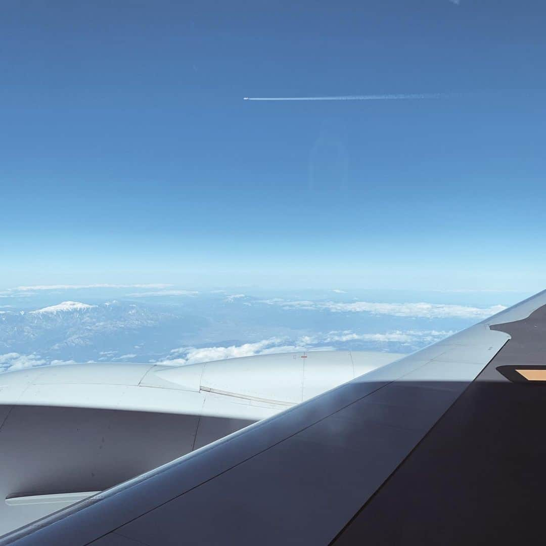 春名亜美さんのインスタグラム写真 - (春名亜美Instagram)「少しだけ実家に✈️ 飛行機から飛行機雲が見えた☁️」12月26日 17時29分 - amiharunaami