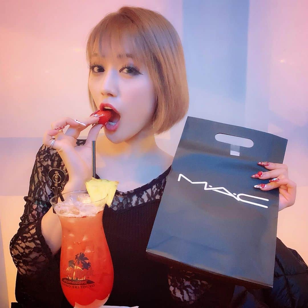 のインスタグラム：「. クリスマスの夜🎄新潟から帰ってきて親友のレイモンドからクリプレ🎁貰っちゃった😚✨✨✨ 音楽かかるとノリがひたすらにうざくて本当に好きなの笑 めちゃくちゃ仲良し大切な友達🤝 . #クリスマス　#プレゼント　#香水　#クリスマスプレゼント　#友達」
