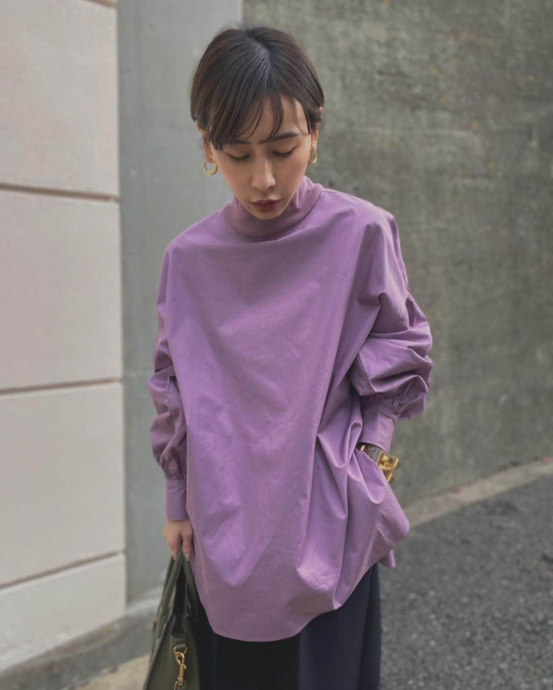 黒石奈央子さんのインスタグラム写真 - (黒石奈央子Instagram)「あめりふく。 . . PUFFER SLEEVE TOP ¥12900+tax 1/10 DIVER EGG PT ¥15700+tax 1/10 . ストーリーに載せて沢山コメントいただいたこーで。パフシャツが可愛すぎていろち買いしました！しかものこの前後両方着られる2way。 エッグパンツは新色ブラック🥚 .  @ameri_shinjuku @amerivintage @ameri_daikanyama @ameri.shinsaibashi #ameri#amerivintage #fashion #vintagefashion #coordinate#ootd#outfit#osanposnap #705_outfit #大人ファッション #大人コーディネート #大人スタイル #modestyle #modefashion#modecasual」12月26日 17時40分 - blackstone705