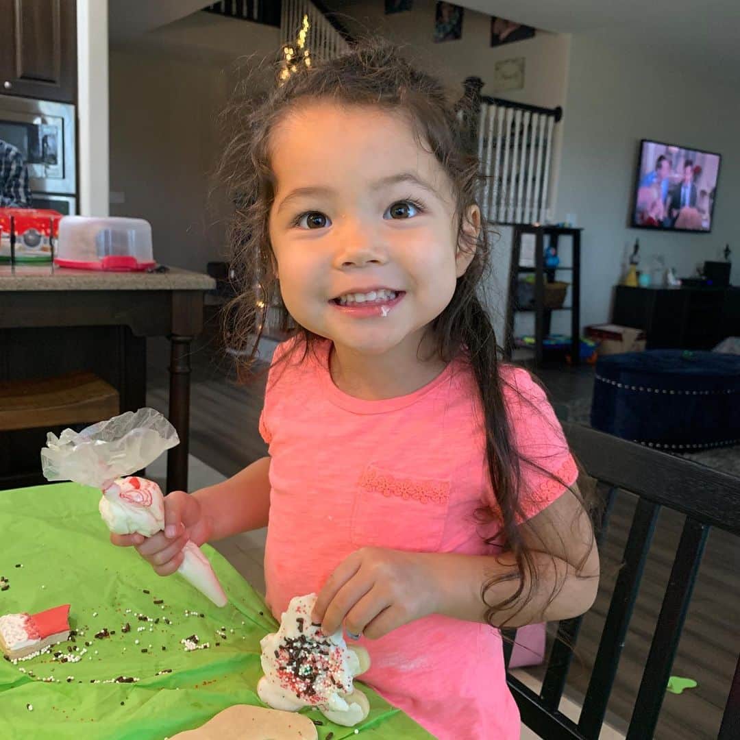 エリナ シルカのインスタグラム：「Christmas cookie decorating 🥳🎄🍪」