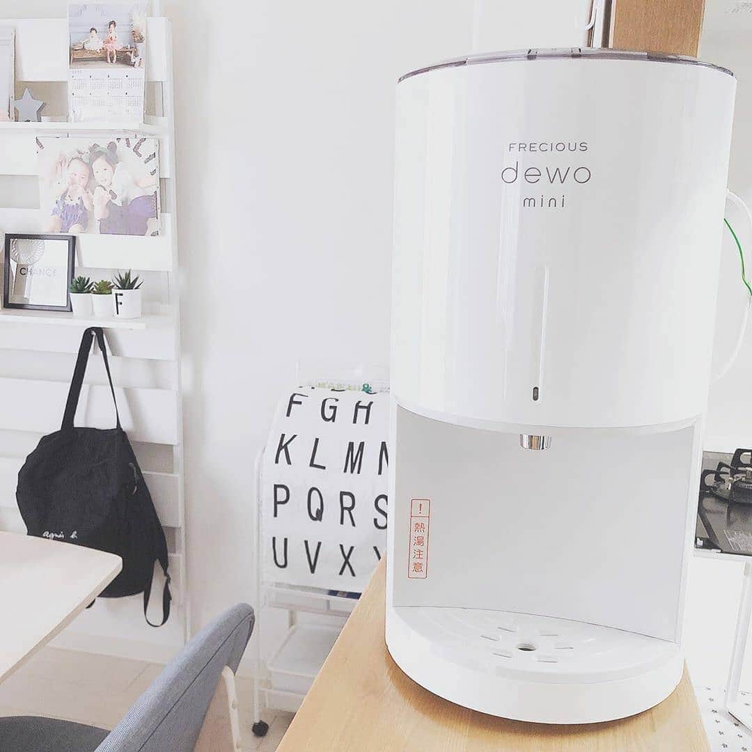 のインスタグラム：「. 本日は、卓上ウォーターサーバー『dewo mini』ご利用中のhina.a.a さまのご紹介♪ . キッチンカウンターなどにも置くことができる人気の省スペースモデルです☺️ . 投稿ありがとうございました！ これからもdewo miniをよろしくお願いします🌠 . ─────────────── ★キャンペーン実施中★ フォローしてハイライトをチェック♪ ↓　↓　↓ 【フレシャス公式】 @frecious_official ─────────────── . #Repost @hina.a.a • • • • • • 我が家のウォーターサーバー✦ฺ︎ 卓上が欲しくてこちらにしました☺︎ . . #フレシャスデュオミニ#ウォーターサーバー#フレシャス#おいしいお水#ホワイトインテリア#デザインレターズ . #ナチュラルインテリア #ホワイトインテリア #キッチン #カウンターキッチン #キッチン家電 #frecious #freciousdewomini」