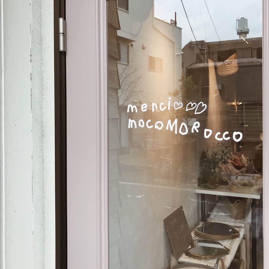 yuiのインスタグラム：「mocoMOROCCO✯ 当店でもバブーシュを取り扱わせてもらってるかわいいモロッコ雑貨のお店がついにOPEN。 今年のモロッコ旅で、マラケシュの素敵なお家に泊めてくれた店主のあすかちゃん♡約一年ぶりの再会でした。 お友達のshopの雑貨や服も並んでて、とってもかわいい空間でした😍買ったものはまた今度♡」