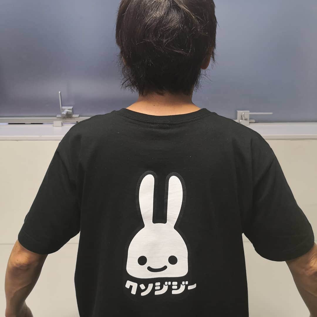 岡田達也のインスタグラム：「お客様に頂きました。 大切に着ます。 ありがとうございます。 ところで…… 背中の文字に深い意味は無いですよね？  #Tシャツ #クソジジイ #唐橋充 #神農直隆 #岡田達也」
