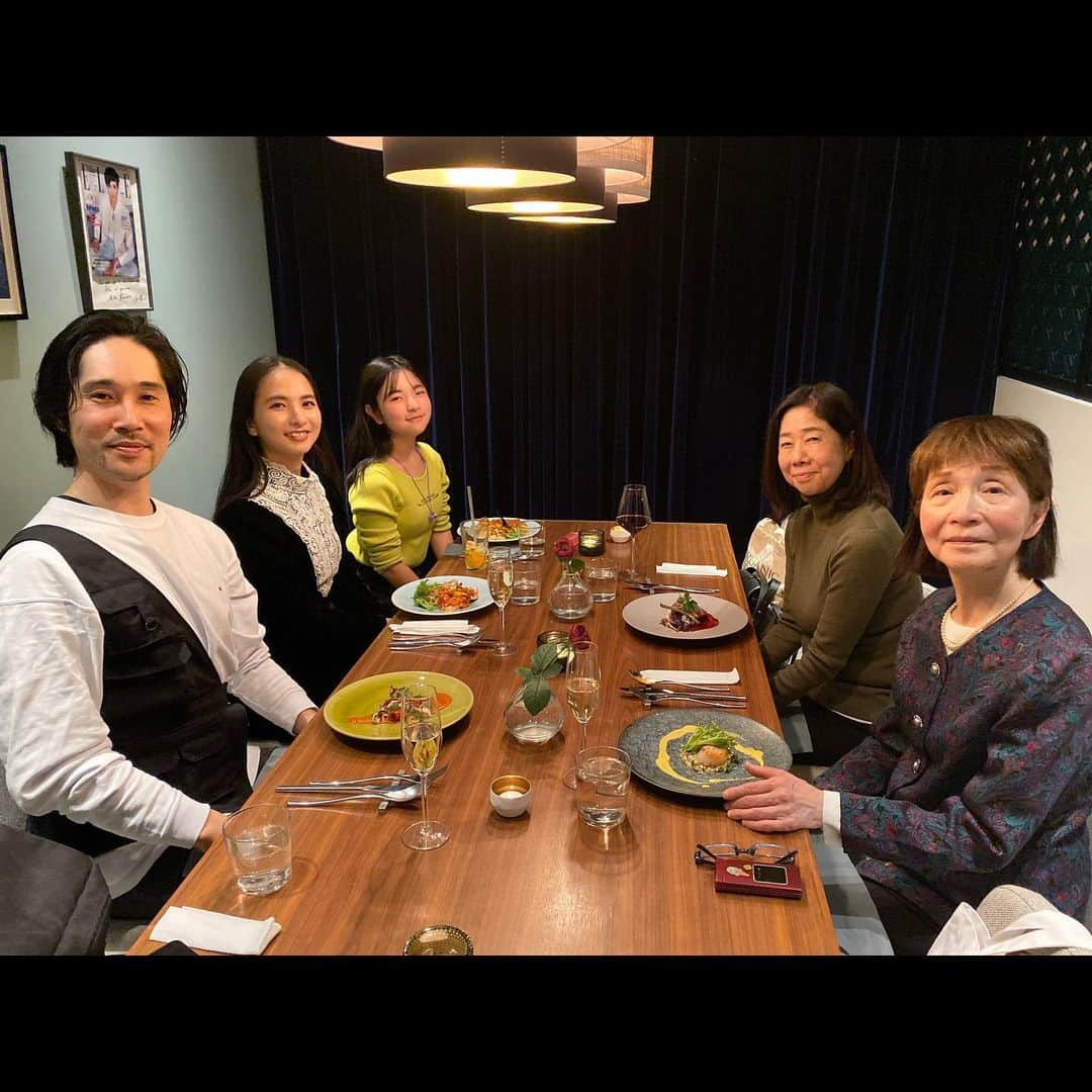 芥川舞子さんのインスタグラム写真 - (芥川舞子Instagram)「Happy Merry Christmas🔔🕊 ・ ・ 親愛なる家族へ 今年もたくさん支えて頂き、ありがとうございました。 これからも力を合わせて困難を乗り越え、幸せな時間を共に過ごしましょう✨  #ellecafe」12月26日 17時50分 - maiko.akutagawa