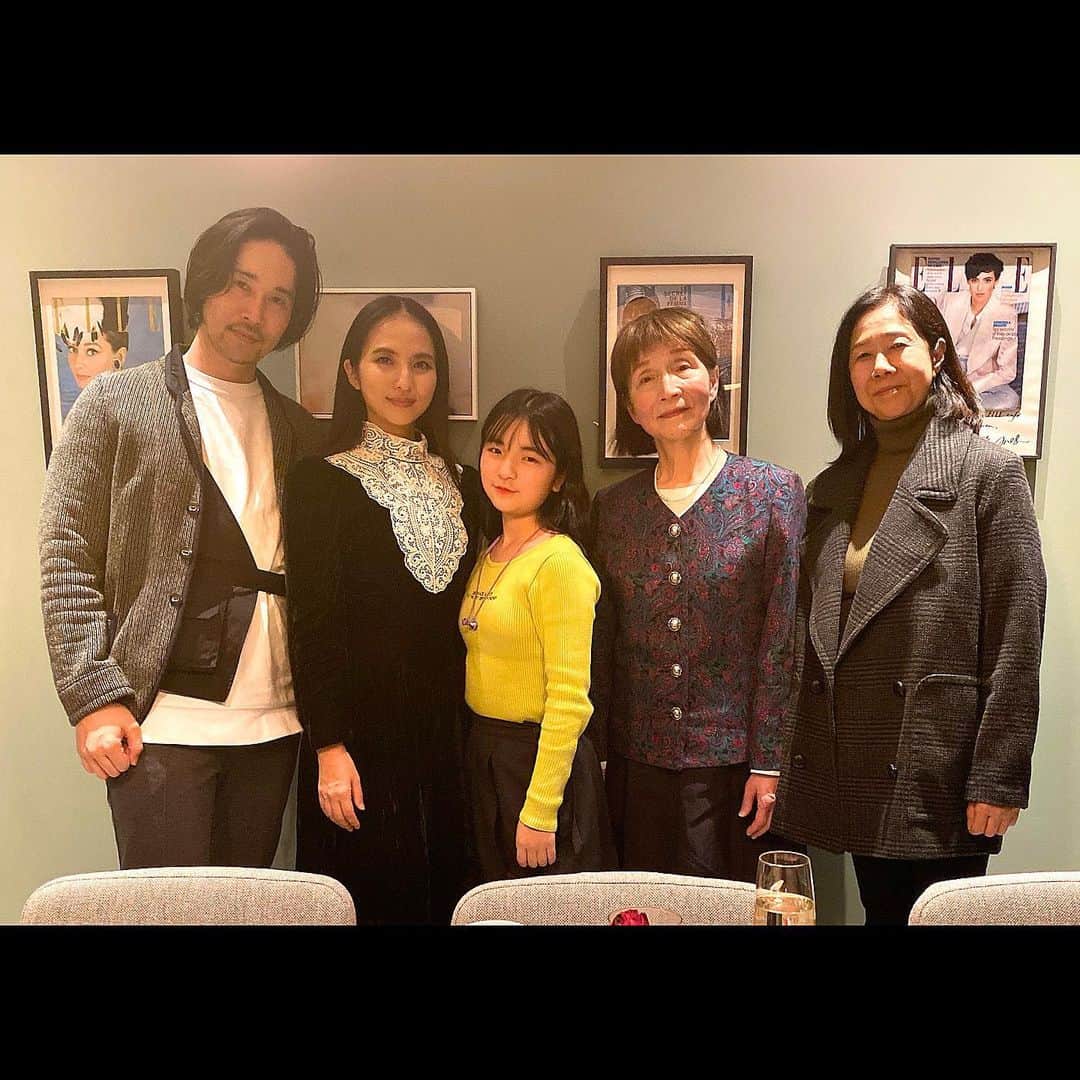芥川舞子のインスタグラム：「Happy Merry Christmas🔔🕊 ・ ・ 親愛なる家族へ 今年もたくさん支えて頂き、ありがとうございました。 これからも力を合わせて困難を乗り越え、幸せな時間を共に過ごしましょう✨  #ellecafe」