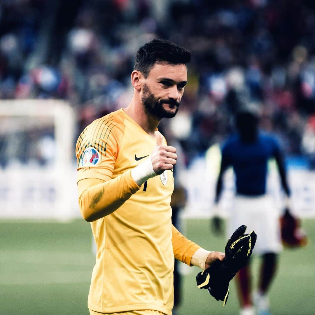 サッカー フランス代表チームさんのインスタグラム写真 - (サッカー フランス代表チームInstagram)「On souhaite un très bel anniversaire à notre capitaine Hugo Lloris qui fête ses 33 ans ! 🎉🎉 #FiersdetreBleus 📸@flo_pernet - Happy 33rd birthday capi! 🥳🥳」12月26日 17時56分 - equipedefrance