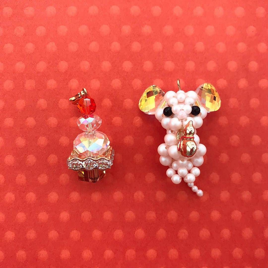 のインスタグラム：「【スワロフスキー・クリスタル館スタッフ作品】2019年もいよいよ残すところ5日となりましたね🌈 今年も貴和製作所をご利用頂きましてありがとうございました🤲2020年もよろしくお願い致します🐭❤️ 今回は、スワロ館で大人気の鏡もちチャームをご紹介致します！ キラキラと光り輝く姿はより縁起が良さそう😋？！パーツをTピンに入れて先を丸めるだけで簡単に作れるのでプレゼントにもおすすめです🎁 スワロ館では必要なパーツをセットパックにしてご用意しております！店頭には実物サンプルも展示しておりますのでぜひご覧くださいませ！(スワロフスキー・クリスタル館の年内営業は12月28日の14時まで、年明けは1月4日の10時からとなります。) ※スタッフ独自のアレンジ作品のため、レシピや材料表はごさいません。 ※こちらに頂きましたコメントには返信致しかねます。ご了承ください。 ※店舗（オンラインショップ含む）により取り扱い商品・入荷時期が異なります。  #公式貴和製作所スタッフアレンジ#貴和製作所スワロフスキークリスタル館#貴和製作所#スワロフスキー#スワロフスキークリスタル#SWAROVSKICRYSTAL#ハンドメイド#handmade#handmadeaccessory#accessories#accessory#キラキラアクセ#プレゼント#ギフト#お正月#正月#newyear#干支#子年#2019年#2020年#鏡もち#鏡餅」