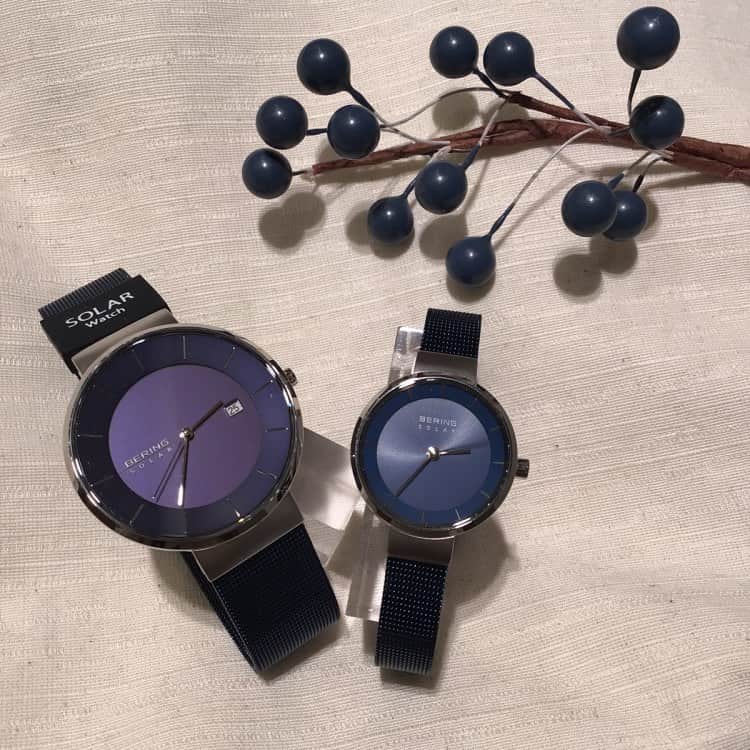 のインスタグラム：「「BERING」左¥25,500+tax  右 ¥23,500+tax （ソーラー）クリーンな北欧スタイルが魅力のベーリング。ネイビーベースの落ち着いたカラーはオンオフを問わず活躍してくれそうです。 ・ 二人の記念日にお揃いの腕時計を。一緒の時も離れている時も、いつも身に着ける腕時計が二人の時間を繋ぎます。 #bering #beringtime #ベーリング #beringwatch #beringwatches #ノーザンライツ #tictac #watch #チックタック時計店  #時計 #腕時計 #時計好き  #時計店  #腕時計好き  #腕時計くら部  #腕時計倶楽部  #腕時計の贈り物 #北欧スタイル #北欧デザイン #誕生日プレゼント  #記念日プレゼント #腕時計コーデ  #ペアウォッチ #おそろいコーデ  #おそろコーデ #おそろいの時計 #pairwatch #チックタックレイクタウン店」
