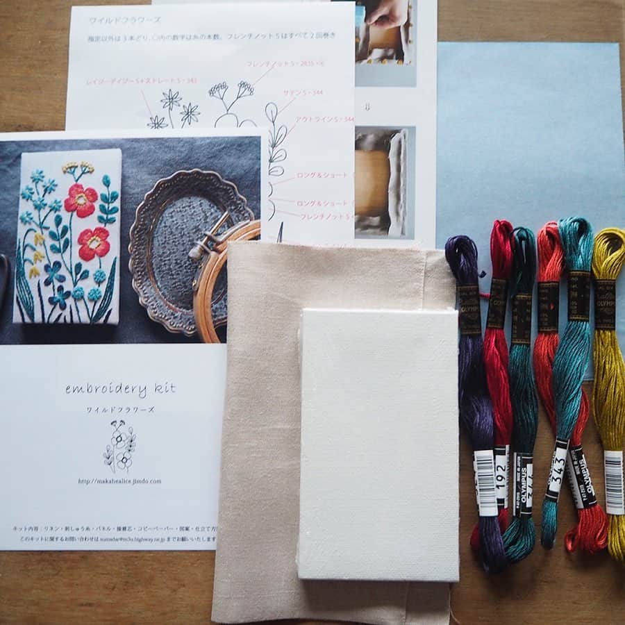 手紙社さんのインスタグラム写真 - (手紙社Instagram)「【「布博 in 東京 vol.13」Week.1出展者紹介：マカベアリス】 リボ草花をモチーフにした刺繍作品を手がけるマカベアリス。落ち着いた色合いの刺繍は、見ている人の心を穏やかな気持ちにさせてくれます。必要なものが全て揃ったキットは、図案に沿って縫っていくだけで完成させられるので、ご自身の手でマカベアリスの世界観を再現することができますよ。 . ▶︎イベントサポーター募集中！ 詳細は「@textilefabrics」プロフィールのリンクへ . 【布博 in 東京 vol.13 開催概要】 Week.1「刺繍に恋して」2020年1月17日（金）-19日（日） Week.2「とっておきの一着」2020年1月24日（金）-26日（日） 入場料：700円 会場：町田パリオ（町田市森野1-15-13　3F、4F、5F） JR・町田駅、小田急線町田駅より徒歩1分 . #手紙社#手紙舎#布博#布博in東京#町田#町田パリオ#テキスタイル#刺繍#アクセサリー#手芸#刺繍ブローチ #刺繍バッグ#手刺繍#マカベアリス#nunohaku#textile#fabric#embroidery#handcraft#accessory#fashion#broach#handmade #hand embroidery#alice_makabe」12月26日 18時00分 - tegamisha