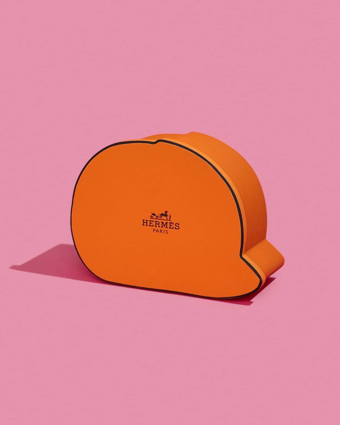 エルメスさんのインスタグラム写真 - (エルメスInstagram)「What's in the box? - A comic speech bubble - A fashionable riding hat - A toy car  #fashionrider #headwear #hatson #velvethat #bombevalentine #faubourgofdreams #orangebox #hermes」12月26日 18時00分 - hermes
