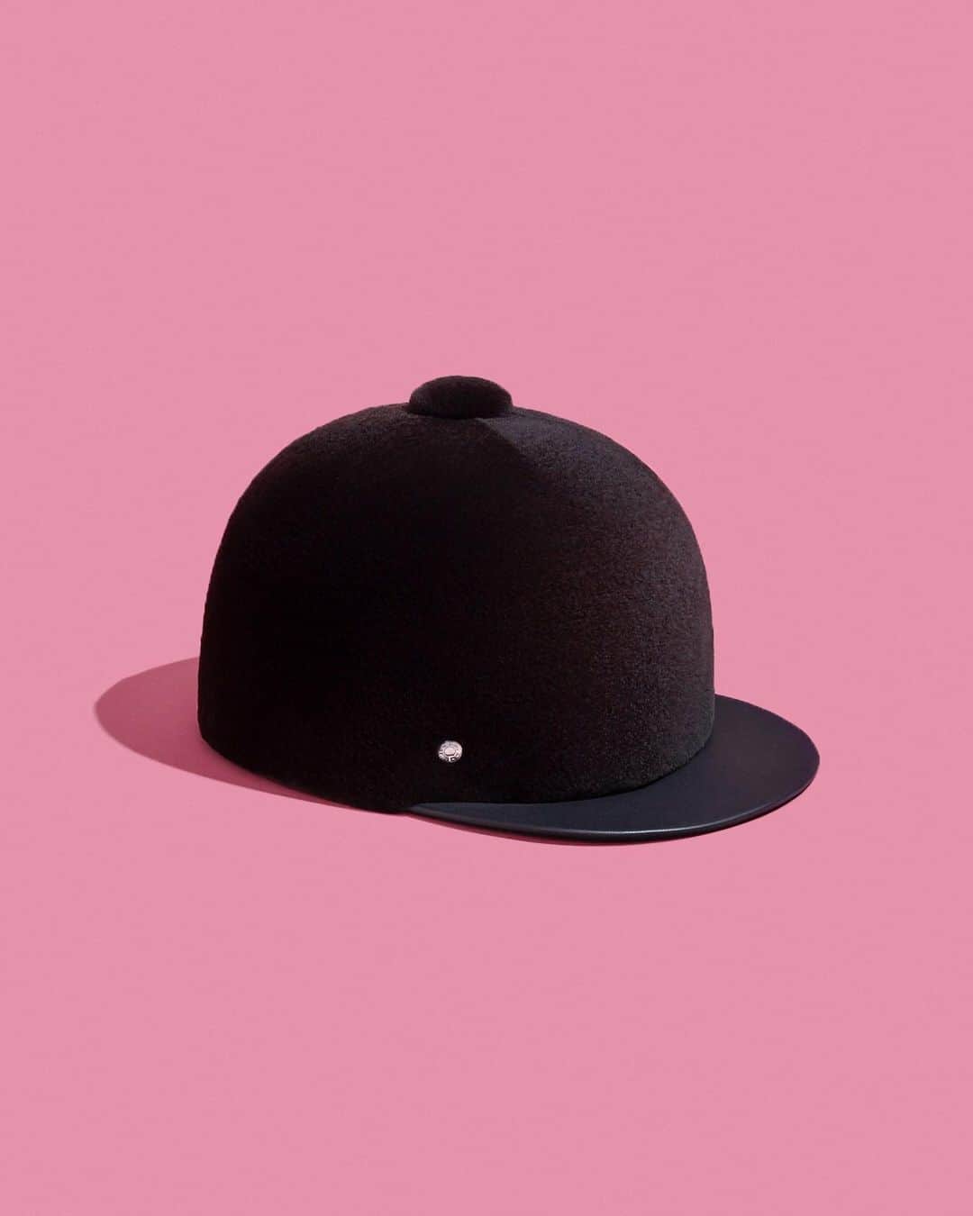 エルメスさんのインスタグラム写真 - (エルメスInstagram)「What's in the box? - A comic speech bubble - A fashionable riding hat - A toy car  #fashionrider #headwear #hatson #velvethat #bombevalentine #faubourgofdreams #orangebox #hermes」12月26日 18時00分 - hermes