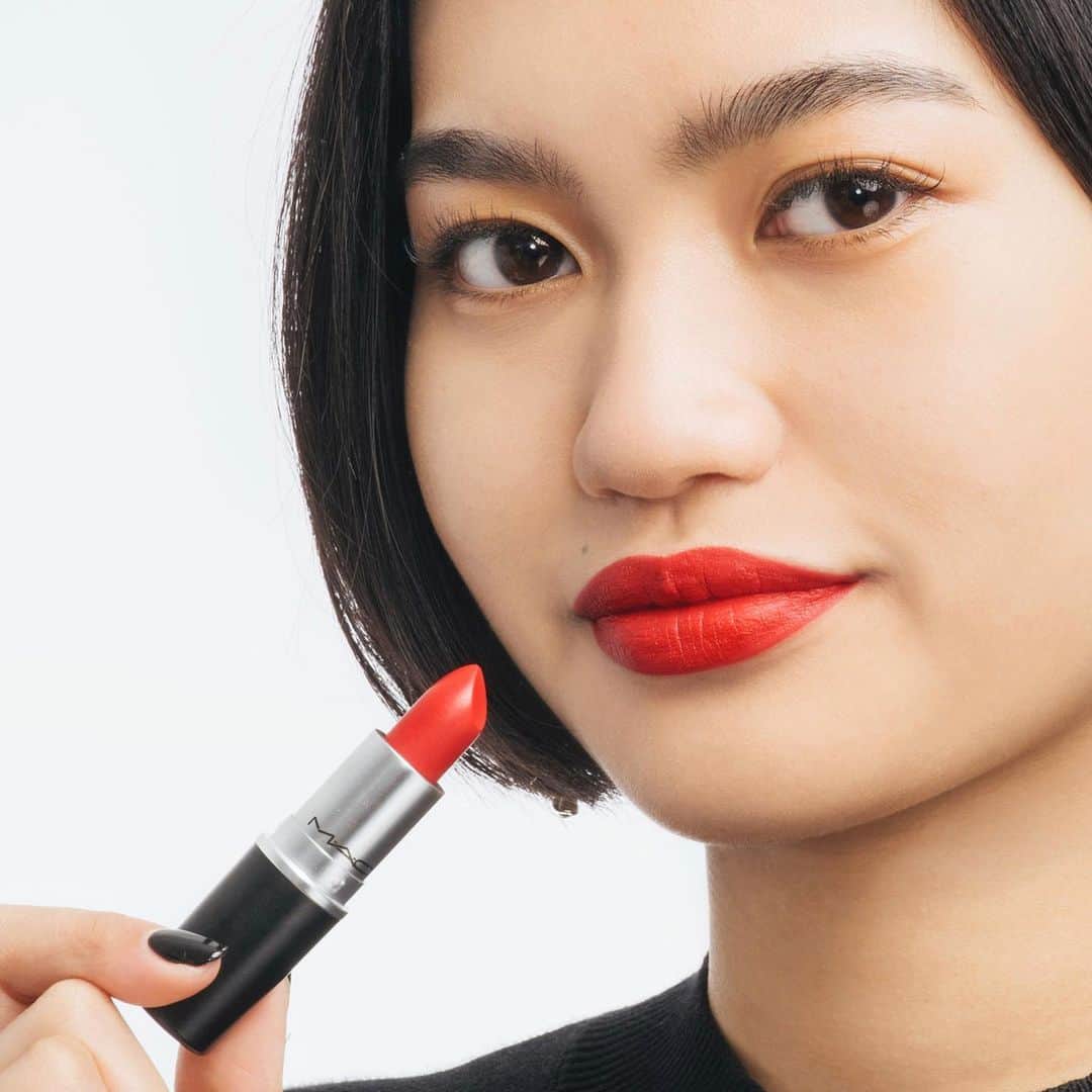 M∙A∙C Cosmetics Japanのインスタグラム：「ㅤ M･A･Cアーティストが本気で気に入っているアイテムをご紹介！ 町田マルイ KANA KIKUCHIは 絶妙な青みレッドでパッと華やかな表情に引き上げる [リップスティック ルビー ウー トーキョー]をイチオシ✨ 日本限定カラーです🇯🇵💄 ㅤ ↓↓製品↓↓ [リップスティック]ルビー ウー トーキョー ㅤ MAKEUP AND MODEL M･A･C ARTIST KANA KIKUCHI @mac_m0101 PHOTO: @takaki_iwata ㅤ ㅤ ㅤ ㅤ ㅤ #MACCosmeticsJapan #MACコスメ #MACCosmetics #コスメ #メイク #リップ #リップメイク #口紅 #リップスティック #赤リップ #冬コスメ #冬メイク #日本限定 #お気に入りコスメ #コスメ紹介 #セルフメイク #リップマニア #lip #lipstick #cosmetics #beauty #redlip #makeup #lipmakeup」