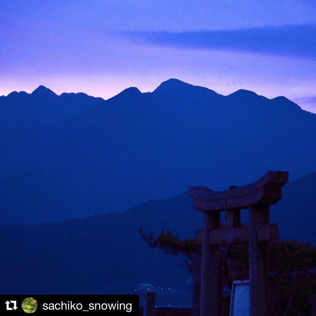 西条市さんのインスタグラム写真 - (西条市Instagram)「夜明け間近のやまなみ﻿ ﻿ 冬至が過ぎて、これからどんどん日が長～なるねー。﻿ ﻿ #龍神社﻿ #石鎚山系 #瓶ヶ森 #石鎚山脈 #海辺のまち #禎瑞 #teizui﻿ ﻿ ﻿ Repost @sachiko_snowing with @get_repost﻿ ・・・﻿ #夜明け前﻿ #lovesaijo ﻿ 龍神社で星を撮ろうと思ったら夜明けでした。﻿ ﻿ ﻿ ★西条まつり﻿ 　フォトコンテスト実施中★ （～12/31）﻿ ﻿ お祭りで撮った写真に﻿ ハッシュタグ「lovesaijo」「lovesaijoまつり」﻿ をつけて投稿してください☆﻿ ﻿ 素敵な商品が当たったり、﻿ ポスターなど市のPRに使われるかも。﻿ ﻿ 2015年までの過去の写真もOKなので、﻿ ぜひ投稿・編集を！﻿ 詳しくはストリーズを見てね。﻿ ﻿ #西条市 #いよ西条 #伊予西条 #愛媛 #四国 #瀬戸内 #Ehime #Shikoku #Setouchi #inaka #田舎暮らし #愛媛旅行 #四国旅行 #japantravel #japaneseculture #japantrip #explorejapan #visitjapan #traveljapan #travelinjapan ﻿」12月26日 18時00分 - lovesaijo