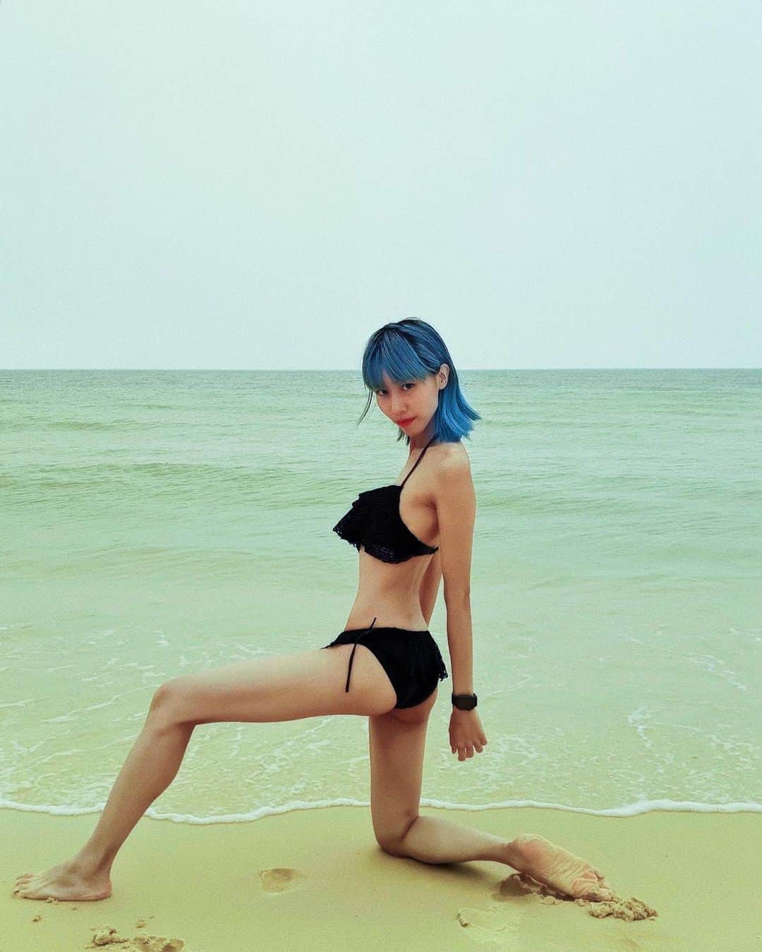 草野絵美のインスタグラム：「Can’t believe it was only a month ago... I miss summer in 🇦🇺🏊‍♀️ 🍑🍑🍑🔥 #tbt🇦🇺 作品展示の帰りに寄ったモートン島。 . 最近増量のプロテイン飲んでる。デコルテがガリガリなので後ろ姿です…。 脱じゃんがじゃんが🦾 2020年はおしりも鍛えたい。 #summerbreeze」