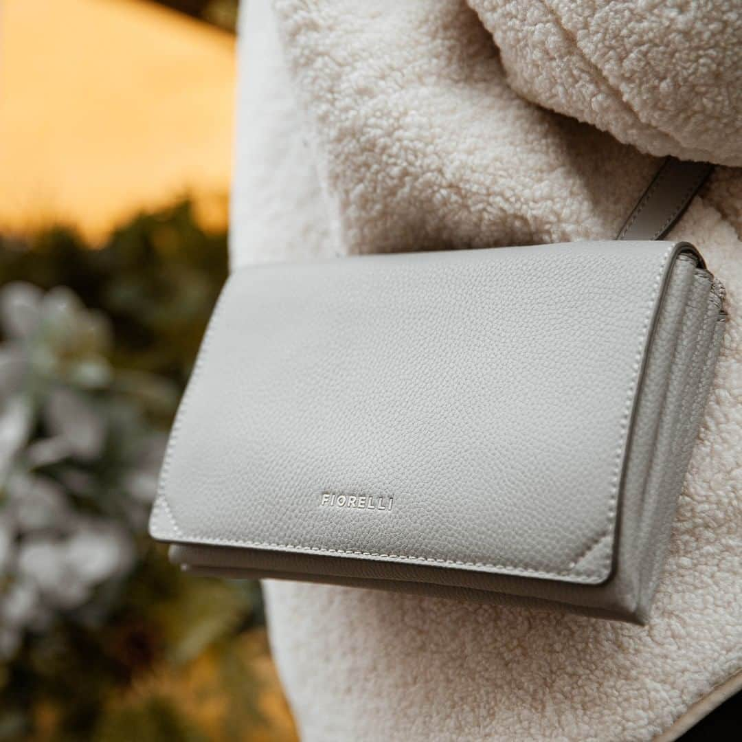 フィオレッリさんのインスタグラム写真 - (フィオレッリInstagram)「BOXING DAY DEALS: Online exclusive offers from £20 🙌 The Amy crossbody is soft and spacious in steel - add it to your basket for only £25 instead of £59 #FiorelliFor」12月26日 18時00分 - fiorelli_bags