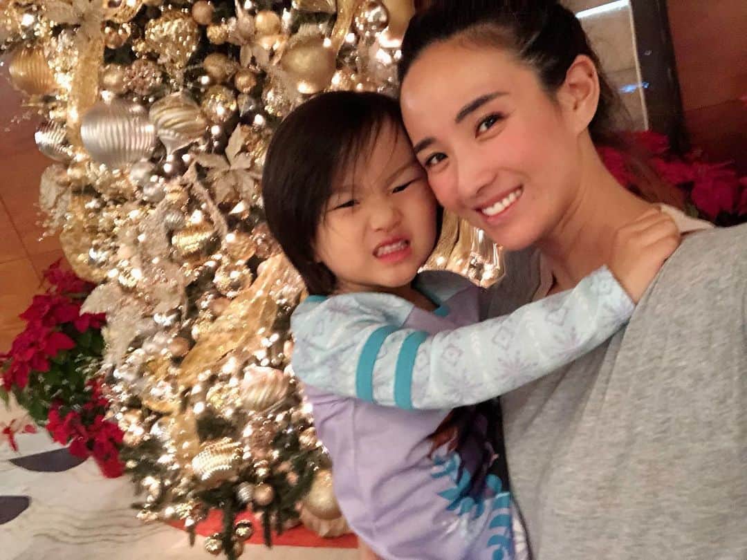秋定麻紀子のインスタグラム：「娘との2人旅。 Xmasはお友達みんなと楽しく過ごせました。 こっちはまだ12/25の夜。 日本にいるとXmasなんて全く意識せず仕事仕事。 それが平日なら尚更なにかやるとか難しい。 でもXmasは完璧にholidayの国だからこそ友達とチキン食べてプレゼントいっぱいもらってパジャマでお出かけして。 娘も楽しそうだった。 でも最近反抗期？イヤイヤ期？ 自分の思い通りにならないともうスゴいスゴい（笑） 私は基本的に相手にしません。 だったらそこでずっとそうやってイヤイヤ言ってなさいスタイルで置いて行こうとします。 そうすると娘は大泣き。 「おいで」と言うとすぐに走って飛びついて来ます。 そしてお互いごめんねと言って仲直り。 後に引きずらない。 あった事をぶり返す事もしない。 サクっと切替て楽しい事を話し始めます。 それが私の今のやり方。 女同士根に持たないスタイルで仲良くやってます（笑） そんな2人旅。 改めてMerry Xmas！！」