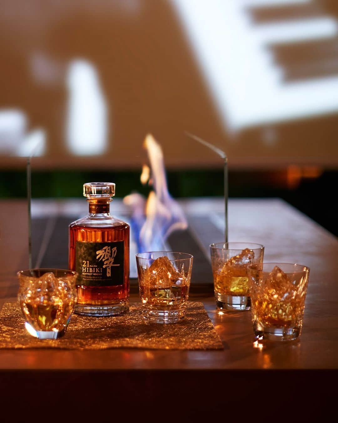 響 | SUNTORY WHISKY HIBIKIさんのインスタグラム写真 - (響 | SUNTORY WHISKY HIBIKIInstagram)「. HIBIKI TIME スクリーンに映すのは、ジャズライブの映像 Live jazz videos are playing on the wall.  #響 #hibiki #宴 #whiskynight #パーティー #party #響時間 #hibiki_time #hibikitime #suntorytime #二十四節気 #冬至 #冬」12月26日 18時01分 - suntorywhisky_hibiki