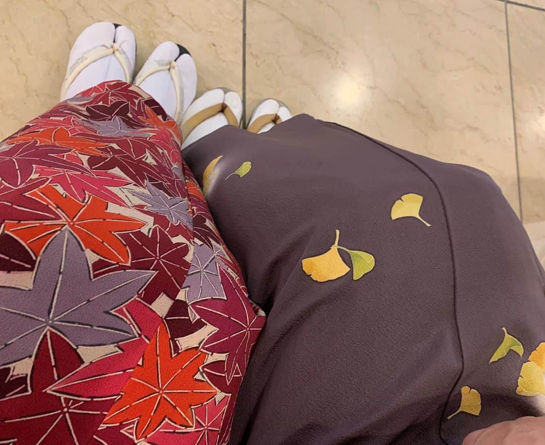のインスタグラム：「一つ前の投稿の続き。 せっかくのお着物でのお出かけなので、紅葉といちょうのコーデで伺いました🍁 いちょうのお着物は母☺️ 私が着た紅葉のお着物は母が若い頃に着ていたもの。 祖母もお着物が大好きだったので、祖母のお着物を母が、母のお着物を姉や私が着ることが増えてきました👘💕 #着物#kimono#kimonostyle」