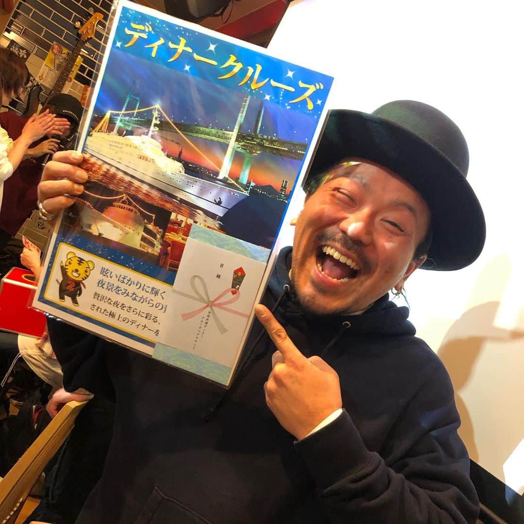 シーサーのインスタグラム：「・ ・ 先日忘年会のビンゴ大会で、 1番いいやつ！ 当ててしまった〜！！ ヒャッハ〜！！ ピス！  #ディナークルーズ #引きのよさ #◎ #ありがとう様です #今年もあと5日 #来年も #引き寄せていきます」