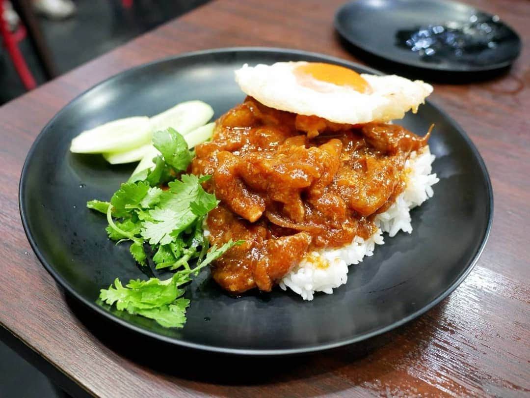 タイ国政府観光庁さんのインスタグラム写真 - (タイ国政府観光庁Instagram)「⠀ 【🇹🇭🍴ローカル食堂探訪🍴🇹🇭】⠀ ⠀ 毎週木曜日は、タイグルメ情報をお届け😘⠀ ⠀ 今週はバンコクの麺食堂「ジアップ・ロット・ディーデット」へGO🏃💨⠀ ⠀ バンコクのトレンド発信地・サイアムで創業45年あまりになる老舗で、地元の人から支持され続けています✨⠀ ⠀ 定番メニューは、牛肉のクイッティアオ🐮牛の出汁が効いたコクのあるスープに米麺がほどよく絡み、やみつきにある味わい🤤💞⠀ ⠀ 麺料理のほかにも、カオムーワーン（豚肉のせご飯）をはじめ、ご飯料理も人気‼️⠀ ⠀ #タイ #バンコク #ジアップロットディーデット #食堂 #タイ食堂 #タイ料理 #タイ料理大好き #クイッティアオ  #エスニック料理 #アジア料理 #こんなタイ知らなかった  #タイ旅行 #バンコク旅行 #食べるの大好き #食べるの好きな人と繋がりたい #旅好きな人と繋がりたい #旅行好きな人と繋がりたい #海外旅行  #thailand #bangkok #thaifood #thaifoodstagram #thaifoodie  #amazingthailand #thailandtravel #thailandtrip #thai #thaistagram #lovethailand」12月26日 18時08分 - amazingthailandjp