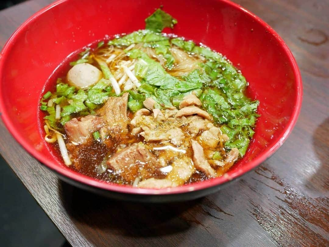 タイ国政府観光庁さんのインスタグラム写真 - (タイ国政府観光庁Instagram)「⠀ 【🇹🇭🍴ローカル食堂探訪🍴🇹🇭】⠀ ⠀ 毎週木曜日は、タイグルメ情報をお届け😘⠀ ⠀ 今週はバンコクの麺食堂「ジアップ・ロット・ディーデット」へGO🏃💨⠀ ⠀ バンコクのトレンド発信地・サイアムで創業45年あまりになる老舗で、地元の人から支持され続けています✨⠀ ⠀ 定番メニューは、牛肉のクイッティアオ🐮牛の出汁が効いたコクのあるスープに米麺がほどよく絡み、やみつきにある味わい🤤💞⠀ ⠀ 麺料理のほかにも、カオムーワーン（豚肉のせご飯）をはじめ、ご飯料理も人気‼️⠀ ⠀ #タイ #バンコク #ジアップロットディーデット #食堂 #タイ食堂 #タイ料理 #タイ料理大好き #クイッティアオ  #エスニック料理 #アジア料理 #こんなタイ知らなかった  #タイ旅行 #バンコク旅行 #食べるの大好き #食べるの好きな人と繋がりたい #旅好きな人と繋がりたい #旅行好きな人と繋がりたい #海外旅行  #thailand #bangkok #thaifood #thaifoodstagram #thaifoodie  #amazingthailand #thailandtravel #thailandtrip #thai #thaistagram #lovethailand」12月26日 18時08分 - amazingthailandjp