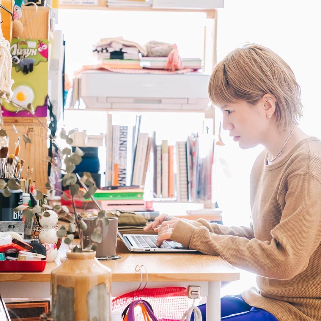 haconiwa / 箱庭さんのインスタグラム写真 - (haconiwa / 箱庭Instagram)「「好きなことにもっと近づく」をテーマにお届けしている、オンライン決済サービス ペイパルとの連載記事。  第八回は、イラストレーターnorahiさん @norahi インタビュー。﻿ 好きなことに囲まれて暮らすことで、制作時のガス抜きや刺激に繋がると話すnorahiさん流、お買い物の仕方を伺いました！﻿ ﻿ ぜひhaconiwaのサイトでご覧くださいね。﻿ ﻿ https://www.haconiwa-mag.com/creator/2019/12/paypal8/﻿ ﻿ #sponsored #ペイパル #好きなことにもっと近づく #オンライン決済 #海外通販 #paypal #イラストレーター #norahi #インタビュー」12月26日 18時10分 - haconiwa_mag