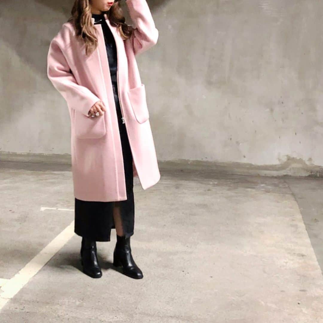 MAGASEEK(マガシーク) さんのインスタグラム写真 - (MAGASEEK(マガシーク) Instagram)「☆﻿ 【マガスタッフのYOSOOI】﻿ ﻿ UXデザインのRiriko(160cm/26歳)です。﻿ ﻿ ピンクのコートは柔らかな色味とスタンドカラーの組み合わせが好き。コートをメインにしたかったので、他はブラックでまとめました。﻿ ﻿ #ootd﻿ コート：nano・universe﻿ ビスチェ＆ニット：Ameri VINTAGE﻿ スカート：RIM.ARK﻿ シューズ：ZARA﻿ バングル：Bijou RI × Ameri VINTAGE﻿ 時計：GUCCI﻿ ﻿ ・････━━━━━━━━━━━━━････・﻿ あなたのセンス、シェアしてくれませんか？﻿ ﻿ 今月のテーマに沿って、もしくは購入アイテムを使って写真を撮り、指定タグを付けてインスタに投稿してください！﻿ ﻿ ●グランプリ 1名 10万円分ポイント﻿ ●マガシーク賞 WOMEN/MEN/KIDS 各1名 1万円分ポイント﻿ ﻿●グッドセンス賞 最大10名 1,000円分ポイント﻿ ﻿ 詳しくはプロフィールのURLから。﻿ ﻿ #magaseek #マガシーク #magasta﻿」12月26日 18時11分 - magaseek