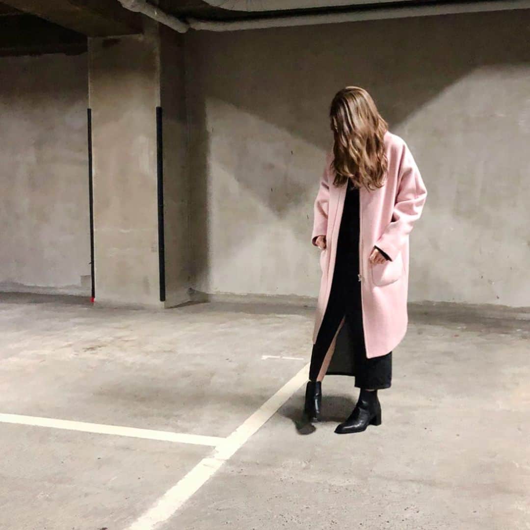 MAGASEEK(マガシーク) さんのインスタグラム写真 - (MAGASEEK(マガシーク) Instagram)「☆﻿ 【マガスタッフのYOSOOI】﻿ ﻿ UXデザインのRiriko(160cm/26歳)です。﻿ ﻿ ピンクのコートは柔らかな色味とスタンドカラーの組み合わせが好き。コートをメインにしたかったので、他はブラックでまとめました。﻿ ﻿ #ootd﻿ コート：nano・universe﻿ ビスチェ＆ニット：Ameri VINTAGE﻿ スカート：RIM.ARK﻿ シューズ：ZARA﻿ バングル：Bijou RI × Ameri VINTAGE﻿ 時計：GUCCI﻿ ﻿ ・････━━━━━━━━━━━━━････・﻿ あなたのセンス、シェアしてくれませんか？﻿ ﻿ 今月のテーマに沿って、もしくは購入アイテムを使って写真を撮り、指定タグを付けてインスタに投稿してください！﻿ ﻿ ●グランプリ 1名 10万円分ポイント﻿ ●マガシーク賞 WOMEN/MEN/KIDS 各1名 1万円分ポイント﻿ ﻿●グッドセンス賞 最大10名 1,000円分ポイント﻿ ﻿ 詳しくはプロフィールのURLから。﻿ ﻿ #magaseek #マガシーク #magasta﻿」12月26日 18時11分 - magaseek