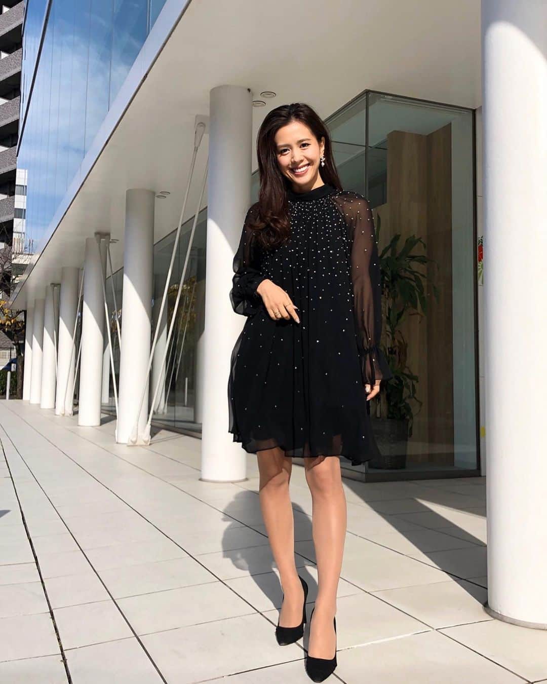 のインスタグラム：「. 結婚式＆クリスマスイブコーデ👗✨ . 唯Pの結婚式には @tarajarmon_jp の シフォン素材のエアリードレスを着て行ったよ❣️ たくさんのビジューでとっても華やか✨ . クリスマスイブ当日は @nine_official_pr の オレンジコートを合わせました🧥🧡 . #instafashion  #cordinate  #fashion #155cm  #まりやコーデ  #コーディネート . onepiece #tarajarmon outer #NINE bag #HERMES shoes #salvatoreferragamo」