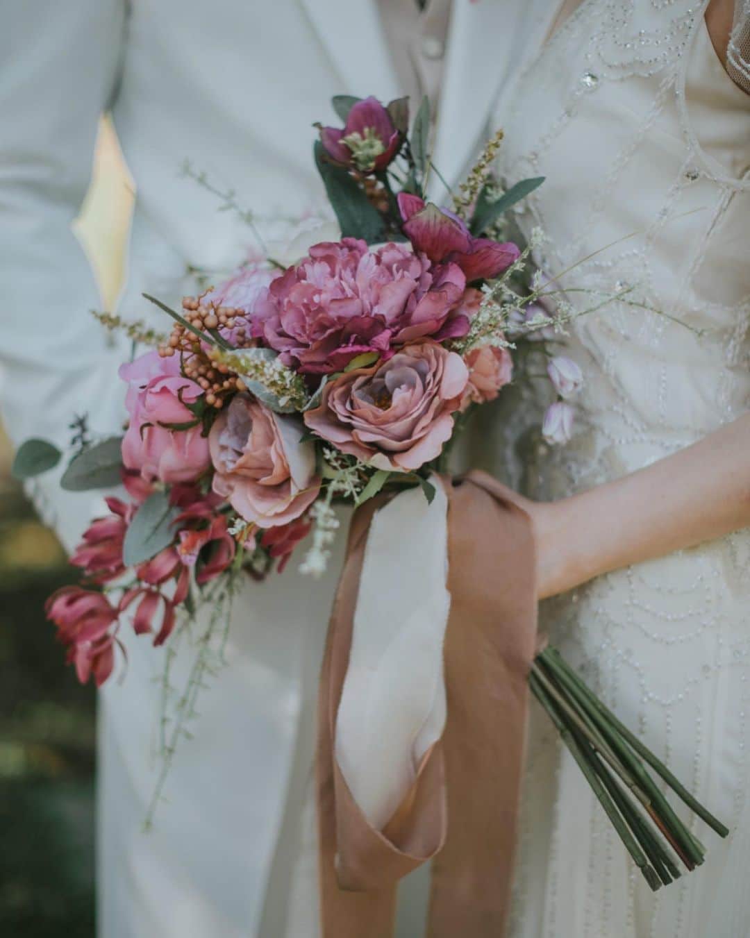 ARCH DAYS Weddingsさんのインスタグラム写真 - (ARCH DAYS WeddingsInstagram)「▽▼SOMETHING PINK▽▼﻿ ﻿ 木漏れ日さす空間の美しさが魅力的なヴィラで行われた、バリウェディング。﻿ ﻿ 会場の装花や装飾は、淡いピンクのトーンにアクセントとして渋めのピンク、差し色に深紅を。﻿ ﻿ それらに合わせ、アクセサリーやブーケのリボンまでを新婦自らがセレクト。二人のセンスが光るトータルコーディネートに。﻿ ﻿ ﻿ -----﻿ ﻿ ﻿ Bride : @cay.uta_wd﻿ Planner : @feastbali﻿ Photo by @feastbali﻿ ﻿ ﻿ -----﻿ ﻿ ﻿ ▽このALBUMを見るにはストーリーズをチェック﻿ ﻿ ﻿ -----﻿ ﻿ ﻿ ▽ARCH DAYSトップページはこちらから☑﻿ @archdays_weddings﻿ プロフィールのリンクから👰🏻﻿ ﻿ ▽バースデー・ベビーシャワーなどの情報を見るなら💁🎉﻿ @archdays﻿ ﻿ ﻿ -----﻿ ﻿ ﻿ ARCH DAYSに会員機能ができました💁‍♀️﻿ ﻿ 気になる記事や写真をクリップして、もっと便利に！自分だけのページを作れます📎﻿ ﻿ また、会員登録をしてマイページからパートナーを招待すれば、2人でイメージを共有可能に♩﻿ ﻿ ﻿ -----﻿ #archdays #archdays_wedding #アーチデイズ #アーチデイズウェディング #archdays花嫁 #バリ #バリ島 #バリ挙式 #バリウェディング #バリ島ウェディング #バリ婚 #海外挙式 #海外前撮り #海外ウェディング #海外ウエディング #海外結婚式 #リゾート挙式 #リゾートウェディング #リゾートウエディング #リゾート挙式 #リゾート婚 #結婚式 #ウェディング #プレ花嫁 #卒花 #卒花嫁 #2020春婚 #2020夏婚 #2020秋婚 #2020冬婚﻿ -----﻿ https://archdays.com/album/2019/12/25/51585﻿ -----」12月26日 18時13分 - archdays_weddings