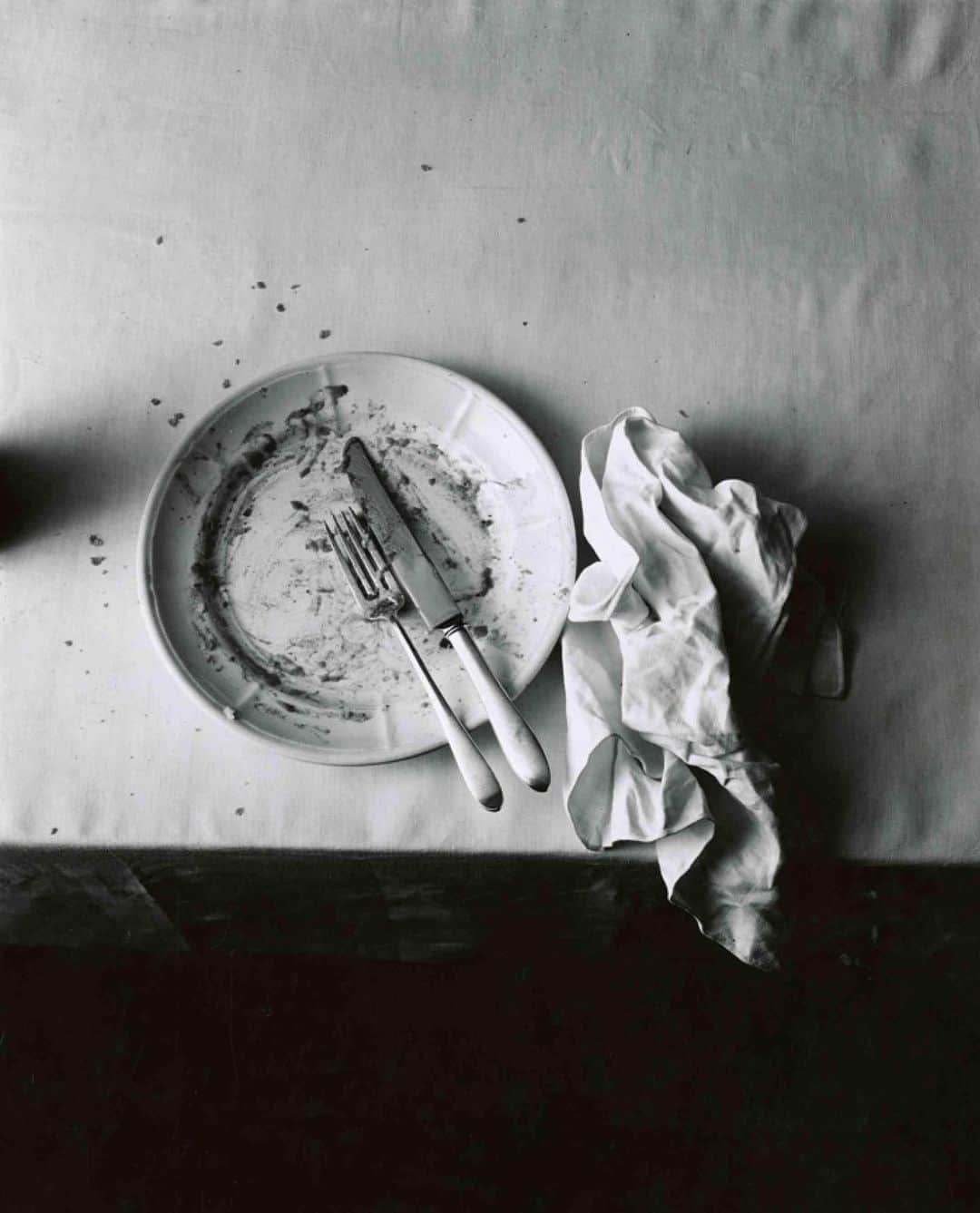 アメリカンビンテージのインスタグラム：「Le jour d’après par Irving Penn . The day after by Irving Penn #amvfestiveseason」