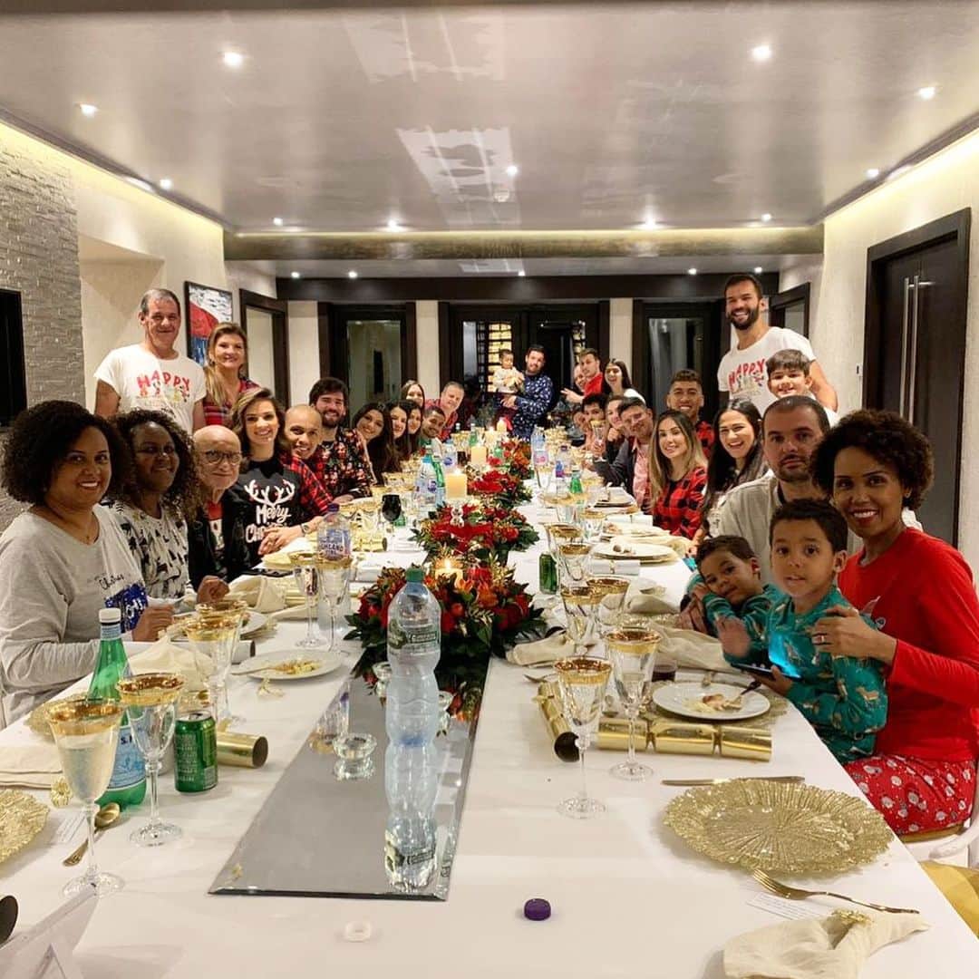 ナタリア・ベッカーのインスタグラム：「Nossa mesa cheia de amor!! ❤️🎄」