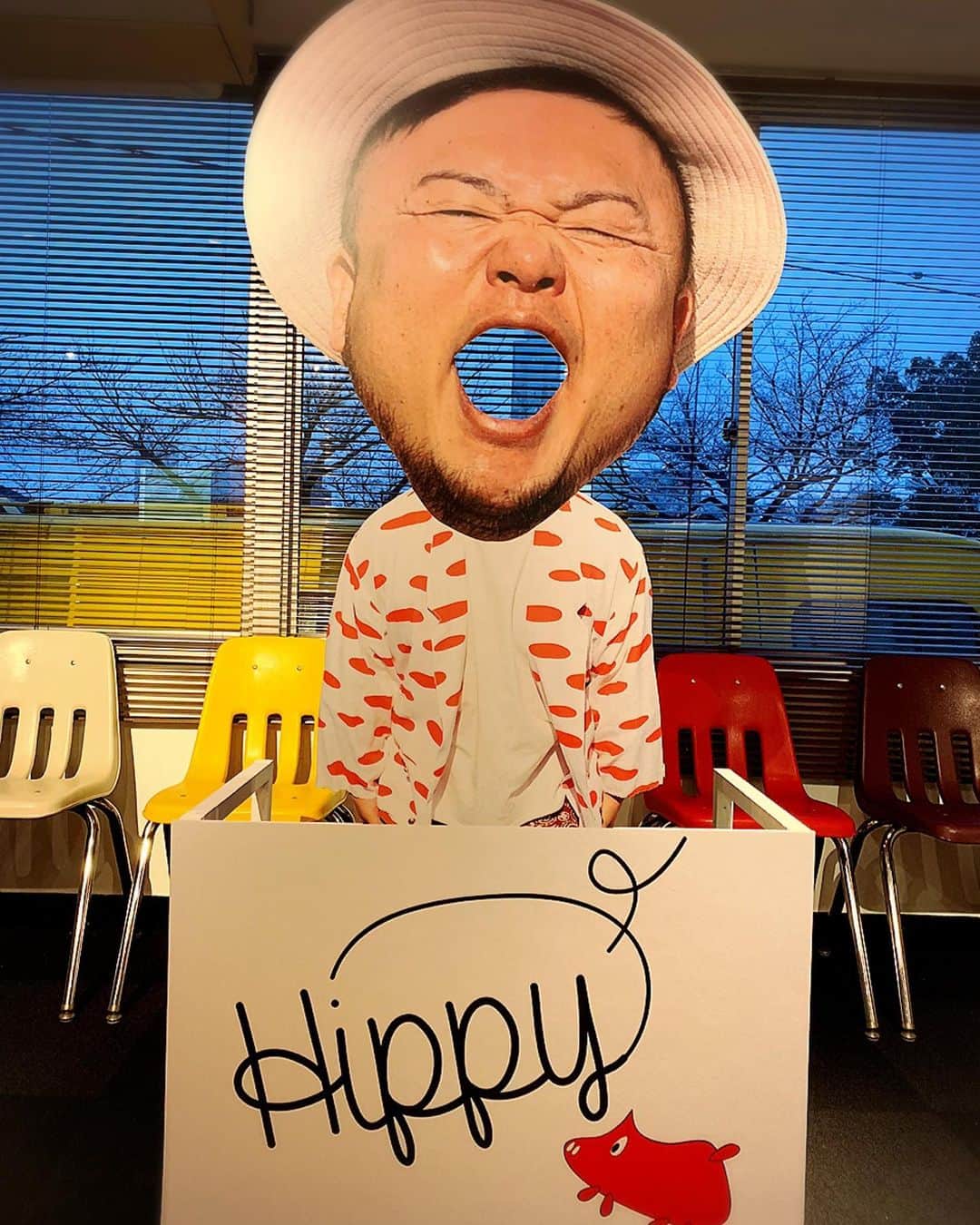 HIPPYのインスタグラム：「おいー！ なんやー！ この顔ハメパネルはー笑  そんなに顔デカないわー笑  HIPPYドデカパネル 12/30 広島PARCO 10階  クラブクアトロ ロビーにて 10:00 - 20:30　 オープンからラストまでいます照  ライブに来れない人でも気軽に HIPPYに食べられに！？ いやっ 写メしに来てくださーい」
